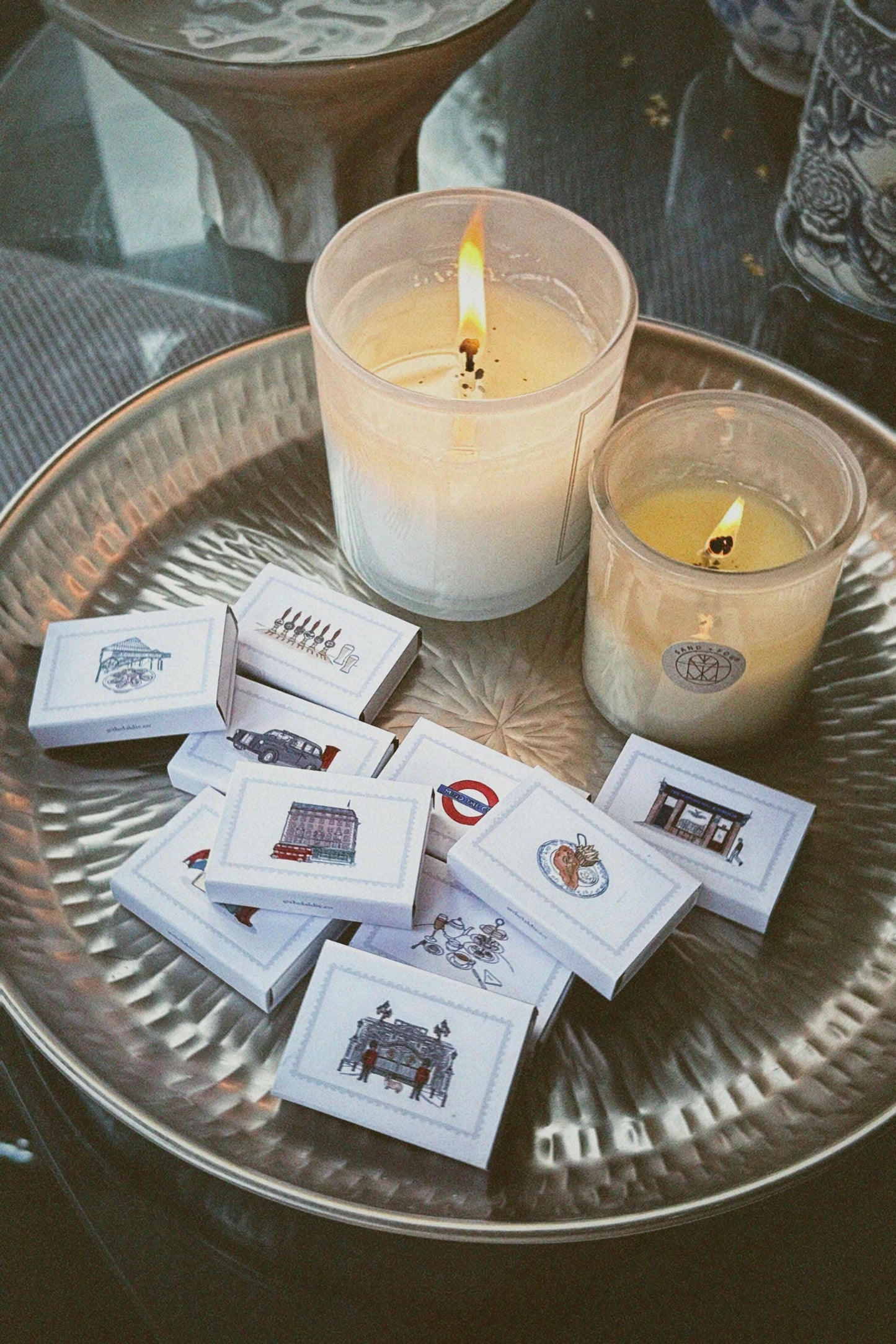 Limited Edition — The Laldie × London Discover London through design and detail, with this special collector’s edition celebrating the soul of the city. What’s included: 10 custom-designed matchboxes with coloured tips 1 large-format matchbox 1 compliment
